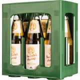 In einer grünen Kiste stehen sechs 1-Liter-Glasflaschen von Klauss & Klauss Oma Emilles Apfelsaft Direktsaft klar (MEHRWEG) aus Baden-Württemberg, ein ungesüßter, klarer Apfelsaft, aufrecht.