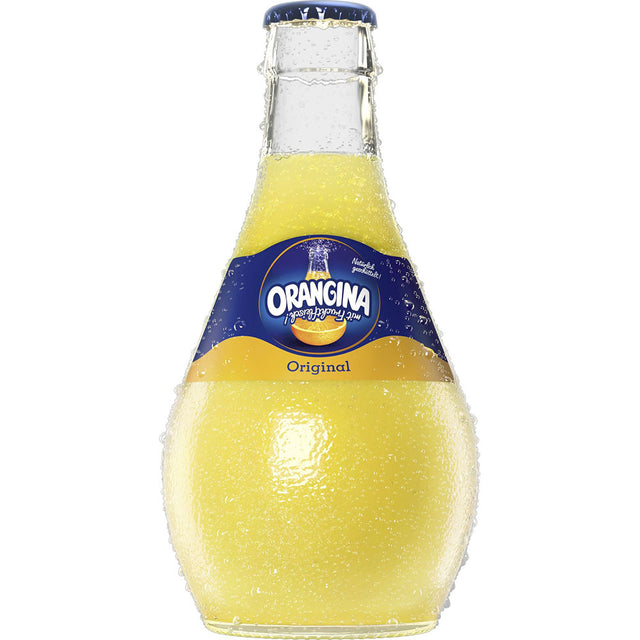 Eine gekühlte Orangina 15x 0,25 Liter (MEHRWEG) Flasche mit blauer und gelber Etikette-die natürliche Limonade mit Fruchtfleisch für prickelnden Genuss.