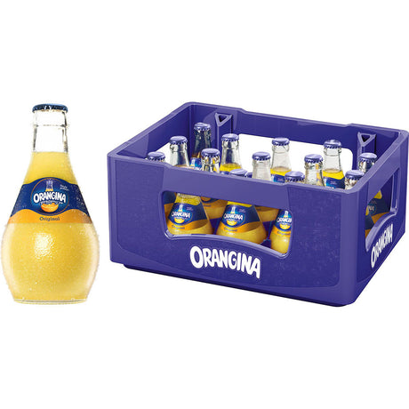 Eine lila Kiste mit 15x 0,25 Liter (MEHRWEG) Flaschen von Orangina, berühmt für ihre natürliche Limonade mit Fruchtfleisch, mit einer Flasche außerhalb der Kiste positioniert.