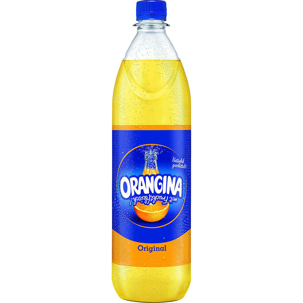 Eine Packung Orangina 6x 1 Liter (MEHRWEG) von Orangina mit blauen und orangefarbenen Flaschenetiketten, sichtbarem Kondenswasser und erfrischendem Saft mit echtem Fruchtfleisch im Inneren.