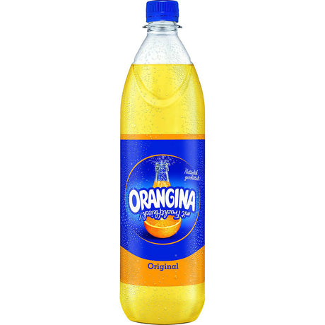 Eine Packung Orangina 6x 1 Liter (MEHRWEG) von Orangina mit blauen und orangefarbenen Flaschenetiketten, sichtbarem Kondenswasser und erfrischendem Saft mit echtem Fruchtfleisch im Inneren.