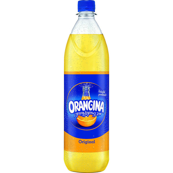 Eine Packung Orangina 6x 1 Liter (MEHRWEG) von Orangina mit blauen und orangefarbenen Flaschenetiketten, sichtbarem Kondenswasser und erfrischendem Saft mit echtem Fruchtfleisch im Inneren.