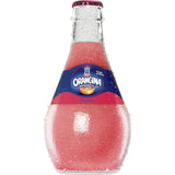 Eine gekühlte Flasche Orangina Rouge von Orangina, 0,25 l MEHRWEG, hat ein blaues Etikett und einen leuchtend rosaroten Mehrfruchtsaft mit Blutorange im Inneren.