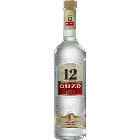 Der Ouzo 12 38% 1 Liter von Ouzo 12 kommt in einer Klarglasflasche mit rot-goldenem Etikett daher, die den griechischen Klassiker unter den Anisspirituosen mit erfrischenden Kondenstropfen präsentiert.