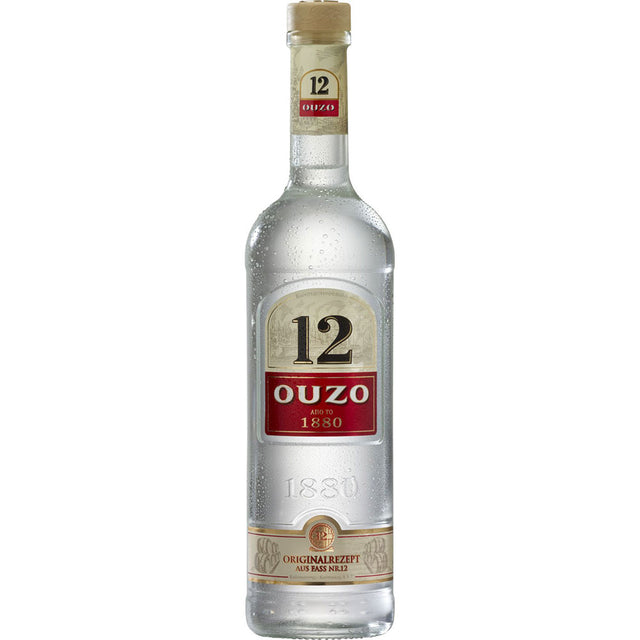 Der Ouzo 12 38% 1 Liter von Ouzo 12 kommt in einer Klarglasflasche mit rot-goldenem Etikett daher, die den griechischen Klassiker unter den Anisspirituosen mit erfrischenden Kondenstropfen präsentiert.