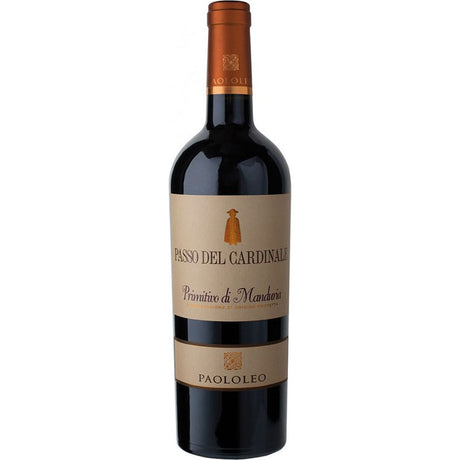 Eine Flasche Paolo Leo Passo del Cardinale Primitivo di Manduria 2022, ein italienischer Rotwein von Paolo Leo, mit beigen und orangefarbenen Etiketten.