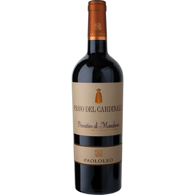 Eine Flasche Paolo Leo Passo del Cardinale Primitivo di Manduria 2022, ein italienischer Rotwein von Paolo Leo, mit beigen und orangefarbenen Etiketten.