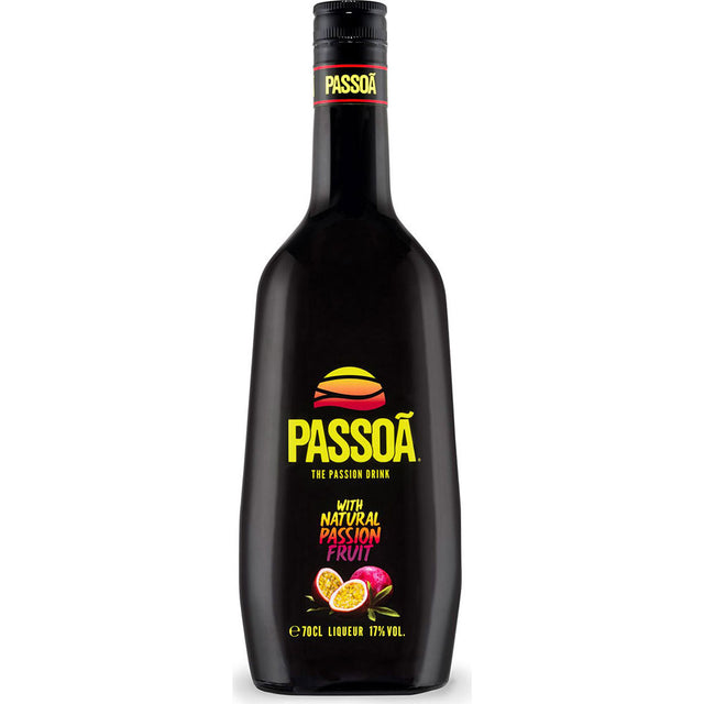 Eine 0,7-Liter-Flasche PASSOÃ Passionsfrucht-Likör (17%) mit schwarzem Etikett und Passionsfrüchten - ideal als Grundlage für Cocktails oder um den lebendigen Geschmack von Maracuja zu genießen.