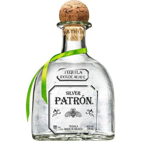 Patrón Tequila Silver 100% Agave 40% (0,7L) wird in einer durchsichtigen Flasche mit Korkverschluss und grüner Schleife geliefert, die die Premium-Qualität von Patrón Tequila unterstreicht.