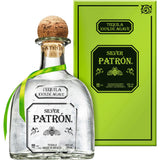 Eine Flasche Patrón Tequila Silver 100% Agave 40% 0,7 Liter, von Patrón Tequila, mit einer grünen Schleife wird neben der leuchtend grünen Schachtel präsentiert.