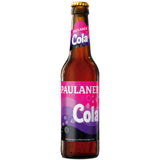 Eine 0,33L Paulaner Cola Mehrweg Flasche von Paulaner, mit einem rosa, lila und schwarzen Etikett mit Kondensation für eine alkoholfreie Erfrischung. Erhältlich in einem 24er-Pack.