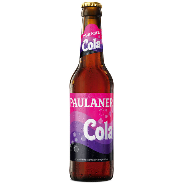 Eine 0,33L Paulaner Cola Mehrweg Flasche von Paulaner, mit einem rosa, lila und schwarzen Etikett mit Kondensation für eine alkoholfreie Erfrischung. Erhältlich in einem 24er-Pack.