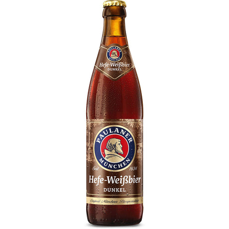Eine Flasche Paulaner Hefe Dunkel 20x 0,5 Liter (MEHRWEG) von Paulaner, ein mit Münchner Malz gebrautes, trübes Weißbier, zeigt Kondenswasser am Glas und ein sichtbares Etikett.