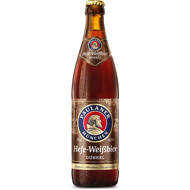 Eine Flasche Paulaner Hefe Dunkel 20x 0,5 Liter (MEHRWEG) von Paulaner, ein mit Münchner Malz gebrautes, trübes Weißbier, zeigt Kondenswasser am Glas und ein sichtbares Etikett.