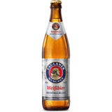 Eine 0,5-Liter-Flasche aus dem Paulaner Kristall 20er-Pack (Mehrweg) zeigt mit ihrem silber-blauen Etikett auf weißem Grund die klassische bayerische Brautradition der Marke Paulaner.