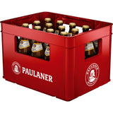Eine rote Kiste mit dem Paulaner-Logo enthält 20 x 0,5 l Flaschen Paulaner Original Münchner Hell (Mehrweg), das kultige bayerische Lagerbier von Paulaner.
