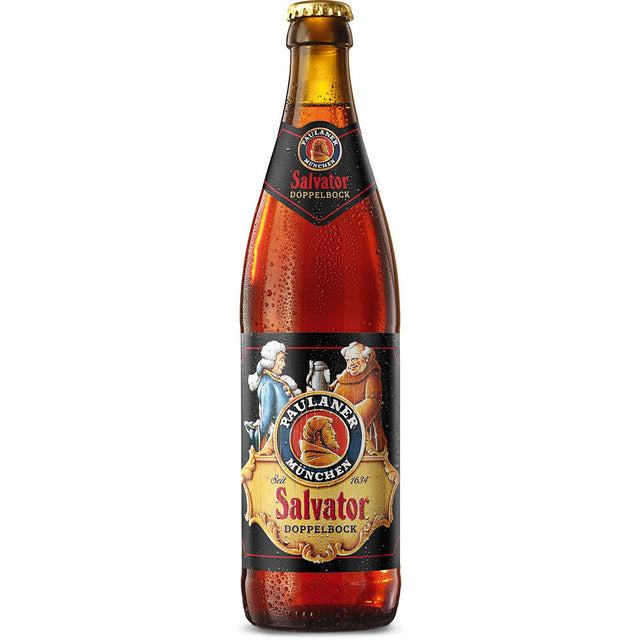 Eine Flasche Paulaner Salvator Doppelbock 20x 0,5 Liter (MEHRWEG) von Paulaner mit dunklem Etikett und Kondenswasser am Glas.