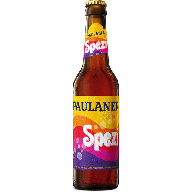 Eine Kiste Paulaner Spezi 24x 0,33 Liter (MEHRWEG) von Paulaner mit einem leuchtend orangen, gelben und violetten Etikett auf weißem Hintergrund.