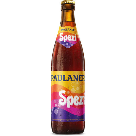 Die Paulaner Spezi 20x 0,5 Liter (MEHRWEG) Flaschen sind mit einem leuchtenden Etikett im Retro-Design in Orange, Pink, Gelb und Lila versehen - in Anlehnung an die klassische Orangenlimonade mit Cola von Paulaner.