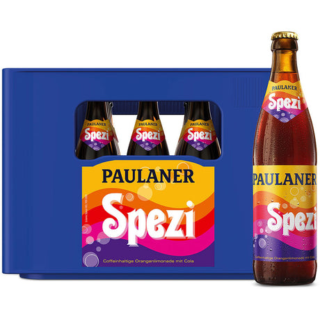 Eine Kiste Paulaner Spezi 20x 0,5 Liter (MEHRWEG) von Paulaner, die klassische Cola-Orange-Mischung, mit leuchtenden Retro-Etiketten.
