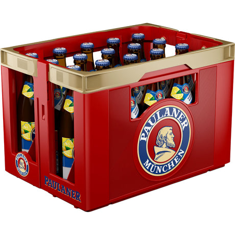 Eine rote Kiste Paulaner Weißbier-Zitrone 0,0% Alkoholfrei (20x0,5L MEHRWEG) Flaschen mit goldenen Verschlüssen und Etiketten - ideal für Fans von alkoholfreiem Biermischgetränk und erfrischendem, alkoholfreiem Weißbier.