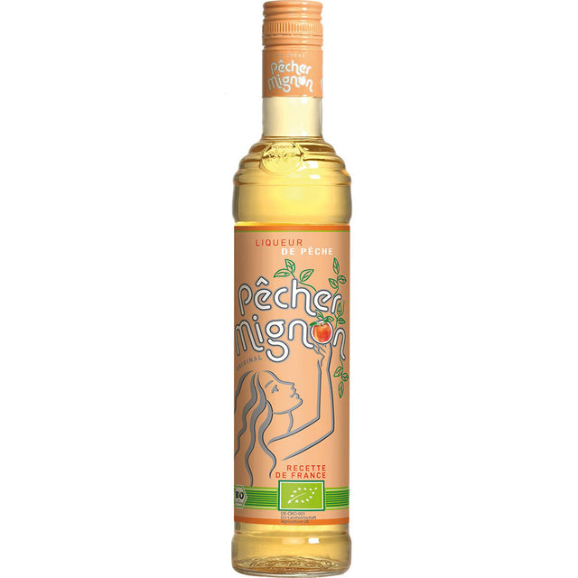 Eine 0,5L Flasche Pêcher Mignon Pfirsichlikör (15%) mit pfirsichfarbenem Etikett und abgebildeten Pfirsichen - ideal als französischer Aperitif.