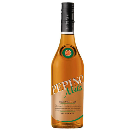 Eine 0,7 Liter Flasche Pepino Nuts Haselnuss-Likör (18% vol) von Pepino, einer dänischen Spezialität mit orangem Etikett und schwarzem Verschluss.