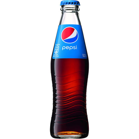 Eine wiederverwendbare 0,2-Liter-Glasflasche von Pepsi Cola by Pepsi mit blauem Etikett und Verschluss, gefüllt mit dunklem Erfrischungsgetränk.