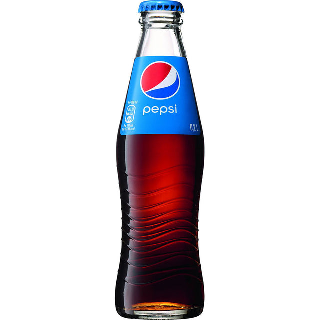 Eine wiederverwendbare 0,2-Liter-Glasflasche von Pepsi Cola by Pepsi mit blauem Etikett und Verschluss, gefüllt mit dunklem Erfrischungsgetränk.