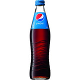 Eine Pepsi Cola 0,33 l Mehrweg-Glasflasche von Pepsi mit blauem Verschluss und Etikett, gefüllt mit klassischer dunkler Cola, wird vor einem weißen Hintergrund dargestellt.