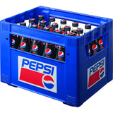 Blaue Kiste mit 24 wiederverwendbaren 0,33-Liter-Pepsi-Cola-MAX-Flaschen, die mit Pepsi-Logos versehen sind - einige heben die zuckerfreie Geschmacksrichtung Pepsi Max hervor.