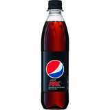 Eine 0,5L Mehrweg-PET-Flasche Pepsi Cola MAX von Pepsi, einer kalorien- und zuckerfreien Cola mit schwarzem Etikett und Deckel, vor weißem Hintergrund.