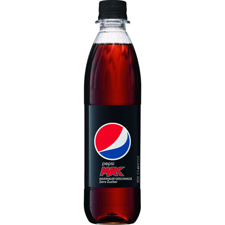 Eine 0,5L Mehrweg-PET-Flasche Pepsi Cola MAX von Pepsi, einer kalorien- und zuckerfreien Cola mit schwarzem Etikett und Deckel, vor weißem Hintergrund.