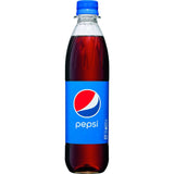 Eine 0.5L Pepsi Cola PET Mehrweg-Flasche (24er-Pack) der Marke Pepsi mit blauem Label ist auf weißem Hintergrund dargestellt-ideal als Erfrischungsgetränk.