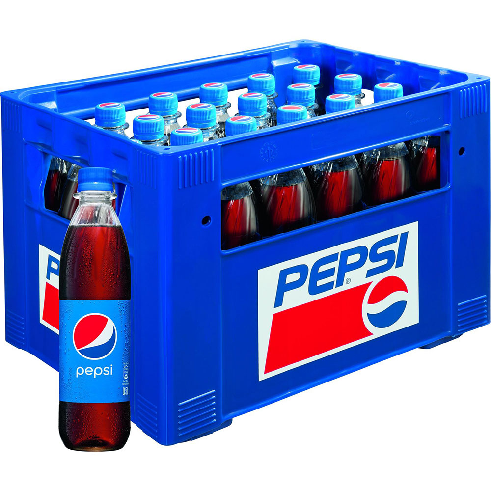 Eine blaue Kiste mit 24 Flaschen Pepsi Cola PET 0,5 l Mehrweg, mit einer Flasche davor.