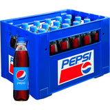Eine blaue Kiste mit 24 Flaschen Pepsi Cola PET 0,5 l Mehrweg, mit einer Flasche davor.