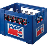 Blaue Kiste mit 24 wiederverwendbaren 0,2-Liter-Pepsi-Cola-MAX-Flaschen, jede Flasche mit dem ikonischen Pepsi-Logo und mit zuckerfreiem Cola-Geschmack.