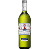 Eine grüne Flasche Pernod 40% 0,7 Liter von Pernod, ein berühmter französischer Aperitif, mit einem weißen Etikett und einem silbernen Verschluss.