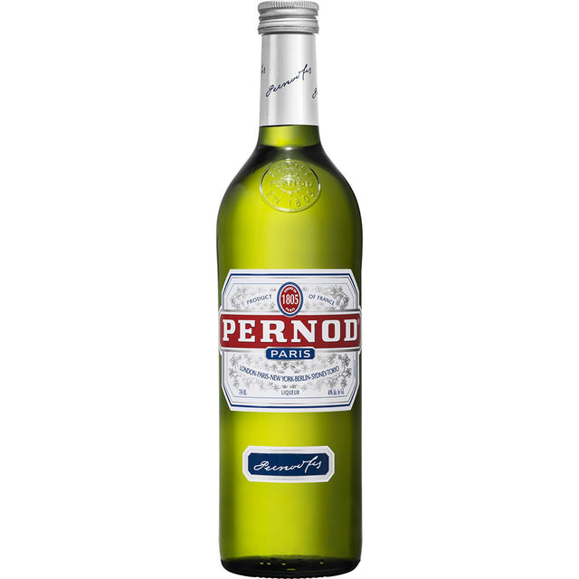 Eine grüne Flasche Pernod 40% 0,7 Liter von Pernod, ein berühmter französischer Aperitif, mit einem weißen Etikett und einem silbernen Verschluss.