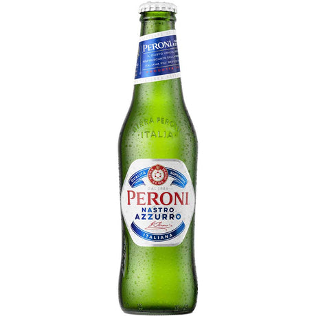 Eine grüne Flasche Peroni Nastro Azzurro 24x 0,33 Liter (MEHRWEG) von Peroni mit Kondenswassertropfen auf dem Glas zeigt den erfrischenden Reiz dieses hochwertigen italienischen Lagerbiers.