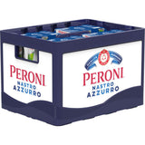 Eine blau-weiße Kiste mit Peroni Nastro Azzurro 0,0% Alkoholfrei 4x6er 24x0,33l (MEHRWEG) Flaschen zeigt das Peroni Branding und hebt dieses hochwertige alkoholfreie Bier hervor.