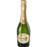 Eine 0,375-Liter-Flasche Perrier-Jouet Champagner Grand Brut mit Goldfolie am Hals, einem cremefarbenen Etikett und einem eleganten Blumenbouquet.