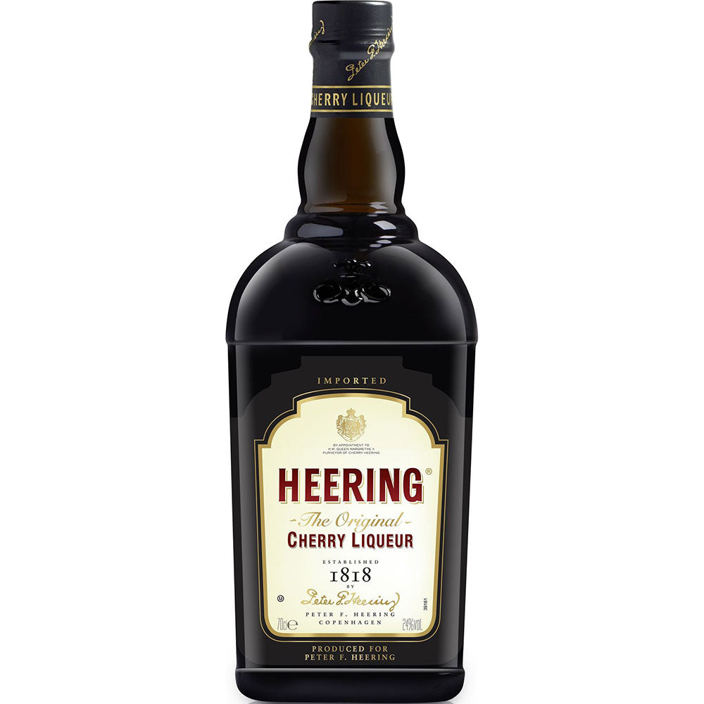 Eine 0,7-Liter-Flasche Peter Heering Cherry Liqueur (24 %), bekannt für seine Verwendung im Singapore Sling, ist mit einem cremefarbenen und roten Etikett auf weißem Hintergrund versehen.