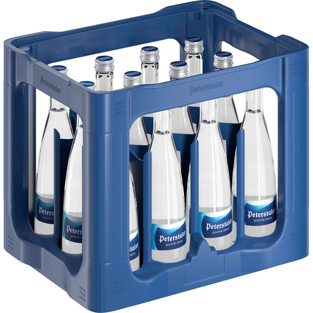 Eine blaue Kiste mit zwölf 0,5-L-Glasflaschen Peterstaler Classic Gourmet Mineralwasser (Mehrweg) aus der renommierten Schwarzwaldquelle.
