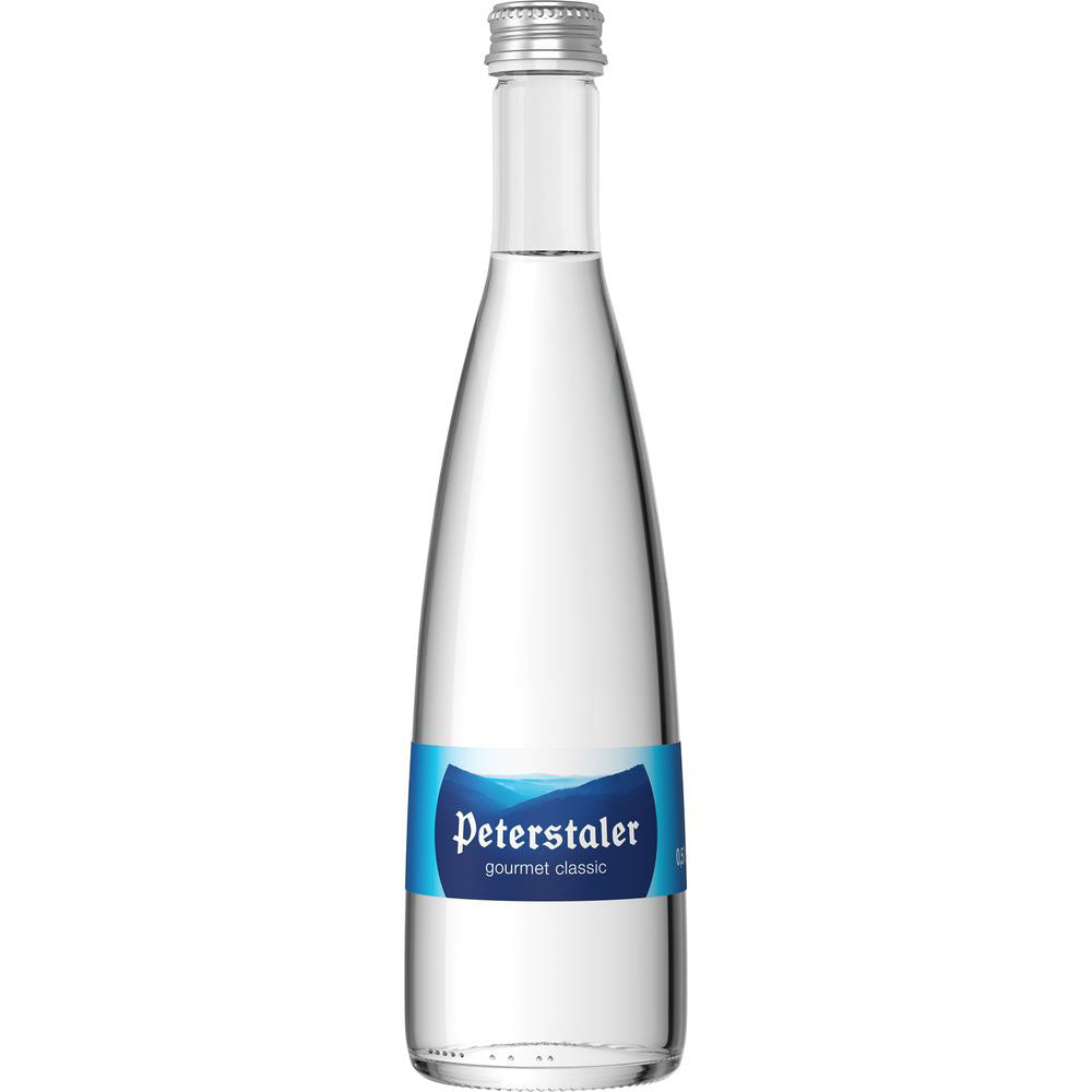 Eine Klarglasflasche Peterstaler Classic Gourmet (12x 0,5L MEHRWEG) von Peterstaler, mit blauem Etikett und silbernem Verschluss.