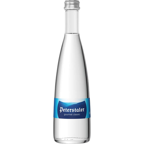 Eine Klarglasflasche Peterstaler Classic Gourmet (12x 0,5L MEHRWEG) von Peterstaler, mit blauem Etikett und silbernem Verschluss.