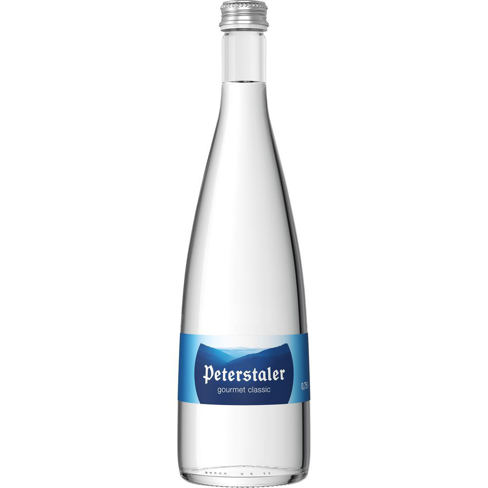 Eine Klarglasflasche Peterstaler Classic Gourmet Mineralwasser (MEHRWEG), 0,7 l, mit blauem Etikett und silbernem Verschluss.