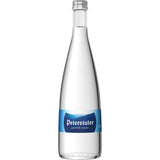 Eine Klarglasflasche Peterstaler Classic Gourmet Mineralwasser (MEHRWEG), 0,7 l, mit blauem Etikett und silbernem Verschluss.