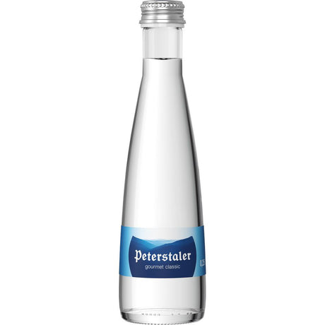 Peterstaler Classic Gourmet 24x0,25L (MEHRWEG) besteht aus einer Klarglasflasche mit blauem Peterstaler-Etikett und silbernem Verschluss, gefüllt mit reinem Wasser.