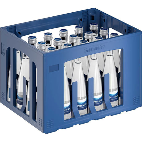 Eine blaue Kiste mit 24 Glasflaschen Peterstaler Classic Gourmet Mineralwasser, jede 0,25 l, mit silbernen Verschlüssen und blauen Etiketten (MEHRWEG).